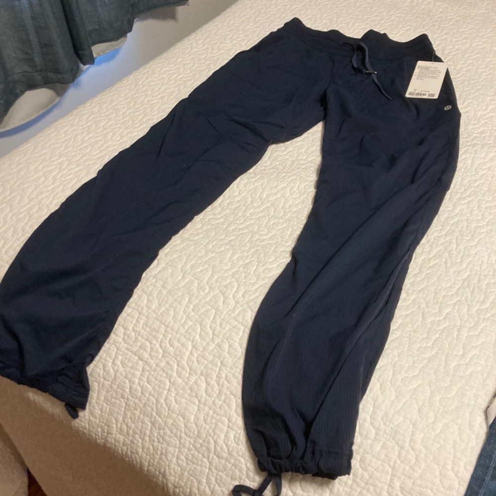 Lululemon wind pants - Picture 5 of 5